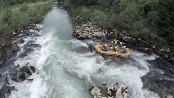 Rafting barco com pessoas ao redor em rochas do rio — Vídeo de Stock