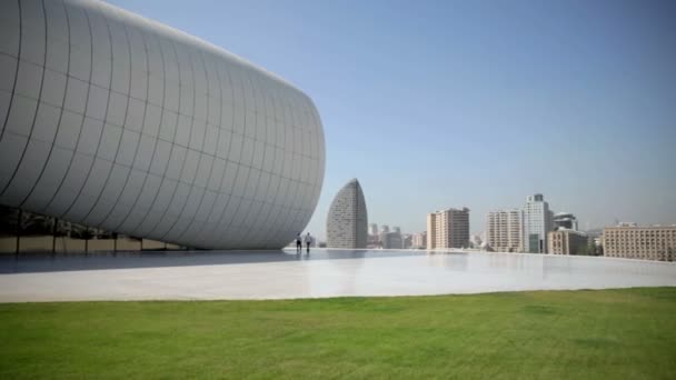 Peron di depan Heydar Aliyev Center di Baku — Stok Video