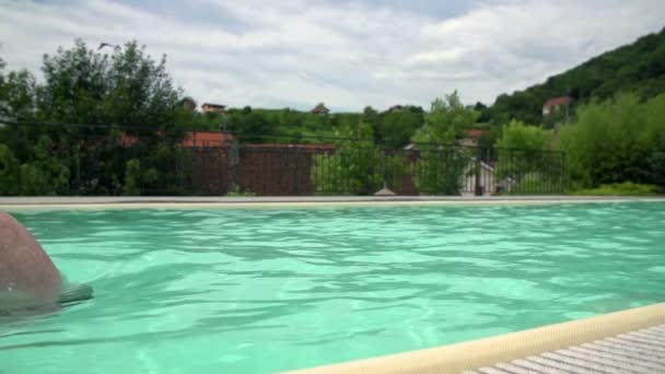 Hombre disfrutar del tiempo libre en la piscina — Vídeos de Stock