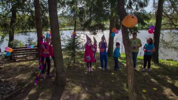 Kinderen op de verjaardagspartij in het bos in de buurt van het water — Stockvideo