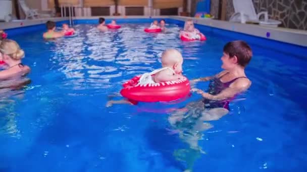 그냥 태어난된 아이 들과 함께 수영 하는 어머니 — 비디오