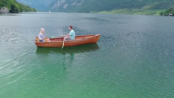 Casal romântico em um barco — Vídeo de Stock