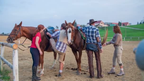 Para wspinaczka na konie na ranczo — Wideo stockowe