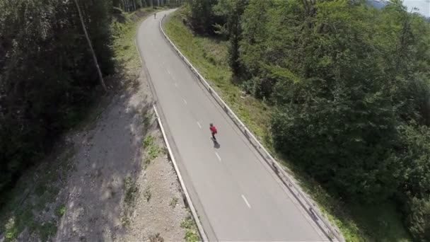 Üzerinden sürüş longboarders ile orman yol çekim — Stok video