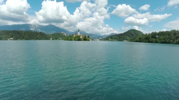 Superficie de agua con nubes en la parte posterior — Vídeos de Stock