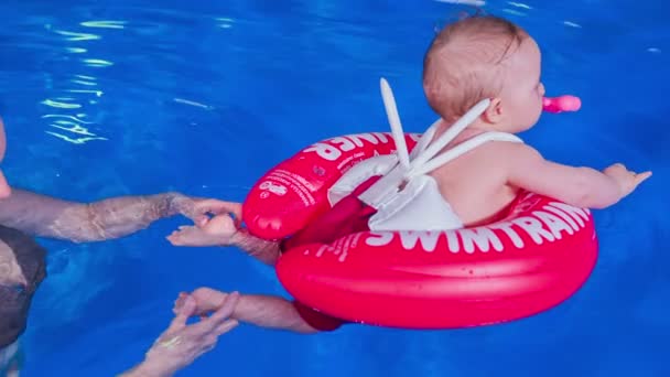 Mother holding the feet of  son — Stock Video