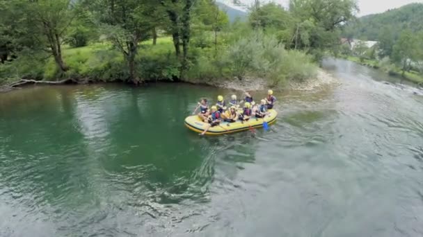 El equipo deportivo de rafting llega al final de la carrera — Vídeos de Stock