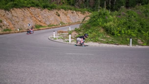 Longboard joven patinador — Vídeo de stock