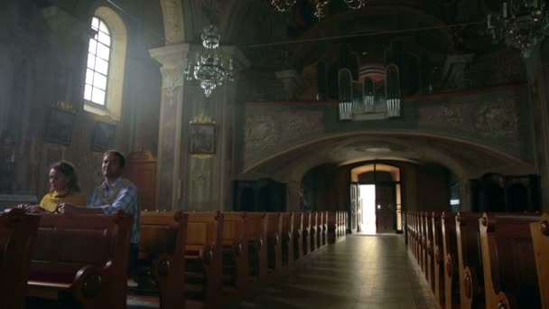 カップル終了、教会で祈る — ストック動画