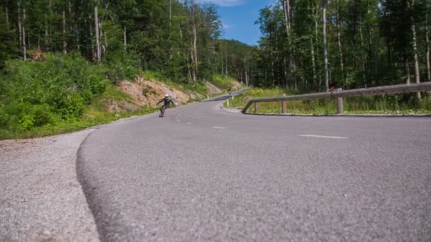 Longboard Skate competitie op een helling weg — Stockvideo