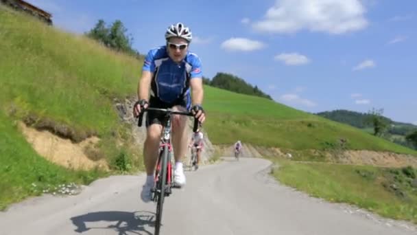 Rowerzyści jeżdżą w zawodach w Słowenii — Wideo stockowe