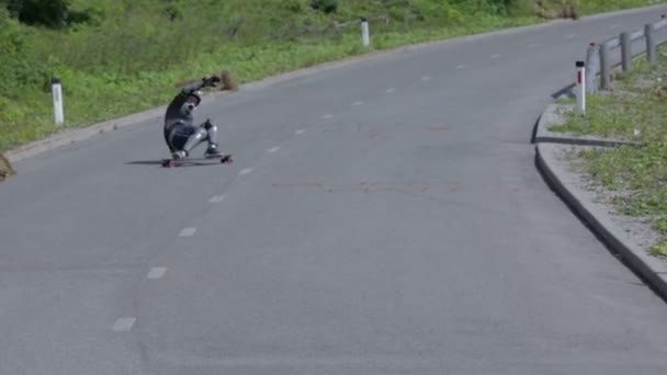 Professional skater on a slippery road — Stock Video