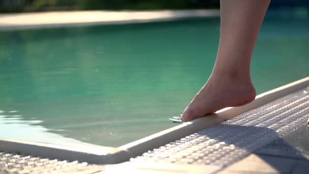 Woman try to go to a swimming pool — Stock Video