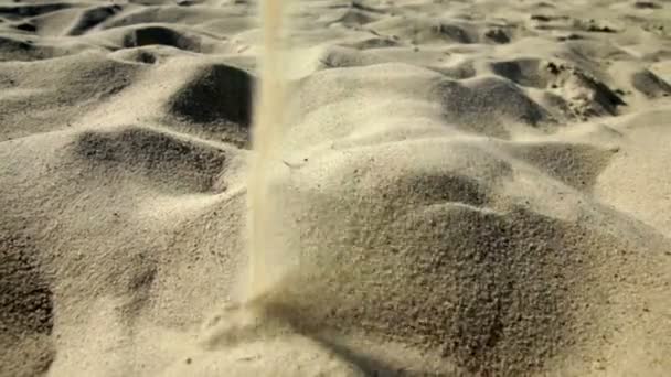 Άμμος σε μια ωραία παραλία κοντά στην πλευρά της θάλασσας — Αρχείο Βίντεο
