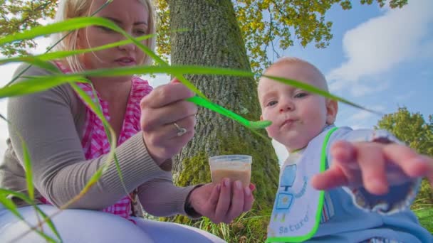 Novorozené dítě interakce s fotoaparátem při jídle — Stock video