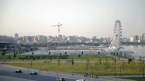 Ferris Wheel and Baku national park — Stock Video