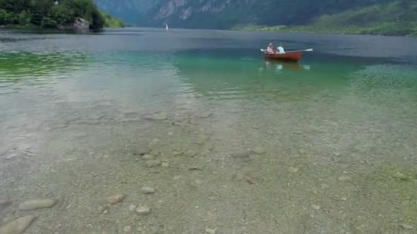 Прекрасна пара на побаченні в човні на озері — стокове відео