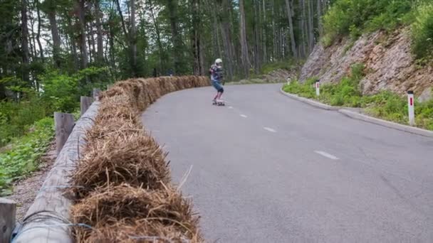 Longboard wikkeling op de weg — Stockvideo