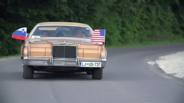 Icono americano Cadillac rodando — Vídeo de stock