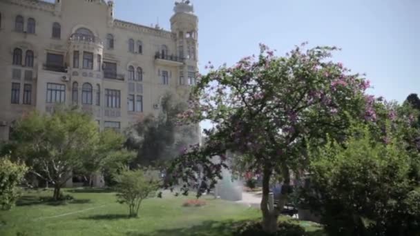 Bakü'de Kız Kulesi yakınlarındaki Hajinsky Evi — Stok video