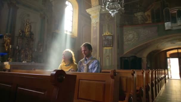 在古老的教堂祷告 — 图库视频影像