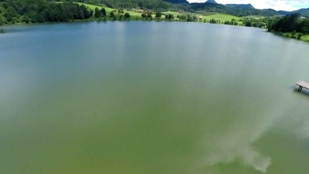 Brote aéreo de una superficie de un lago en Velenje — Vídeos de Stock