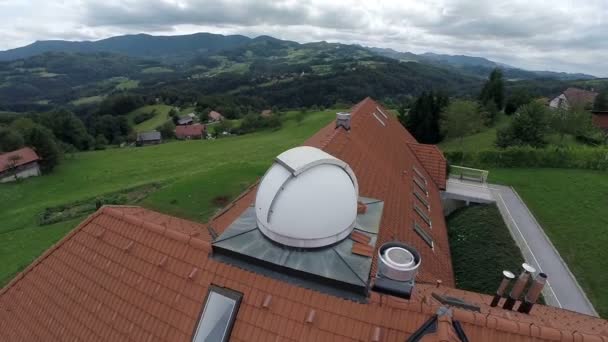 Telescopio con hermoso paisaje de fondo — Vídeos de Stock