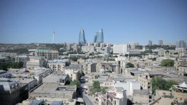 Las torres de llamas y el viejo Bakú — Vídeo de stock