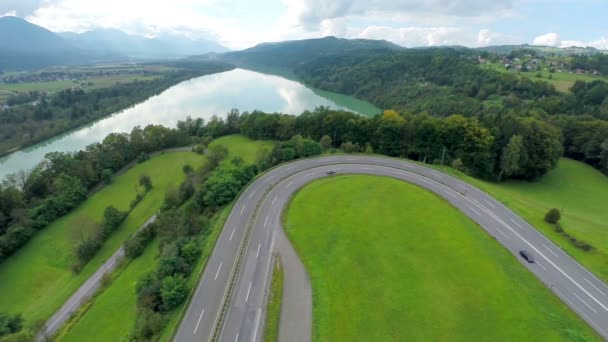 Autobahnabbieger mit Verkehr in der Nähe eines großen Sees — Stockvideo