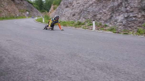 Longboardér padá na silnici — Stock video