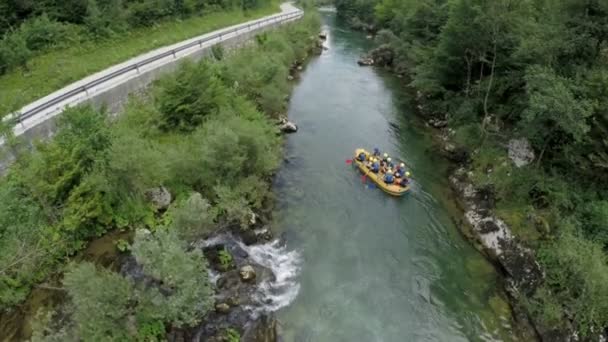 Disparo aéreo del equipo de clasificación en el río — Vídeos de Stock