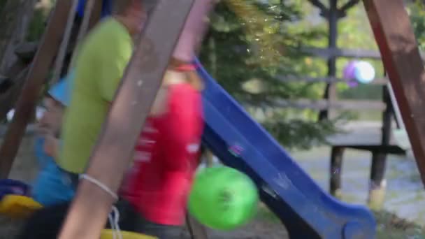 Parque infantil lleno de niños felices — Vídeos de Stock