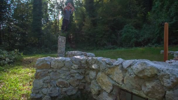 Man skaczący wokół ruin zamku — Wideo stockowe