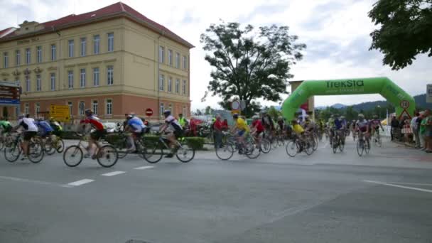 Bisikletçiler Slovenya'da yarışmalara katıldı — Stok video