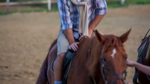 Pareja montando a caballo en el rancho — Vídeo de stock