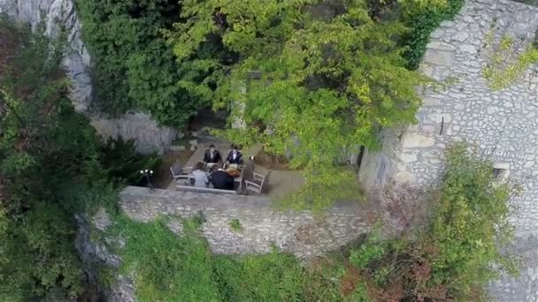 在城堡废墟上吃午餐 — 图库视频影像