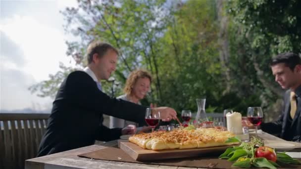 Essen auf Geschäftstreffen ausprobieren — Stockvideo