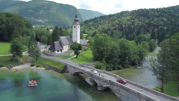 Volare sopra il ponte e la chiesa di passaggio — Video Stock