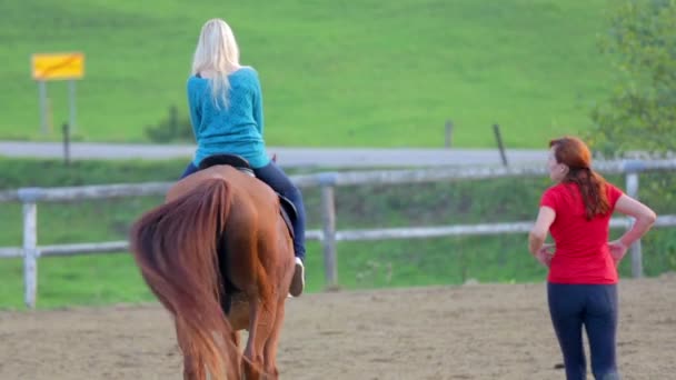 Mujer en un caballo clases de equitación en el rancho — Vídeos de Stock