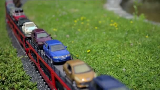 Locomotora cargada con coches — Vídeo de stock