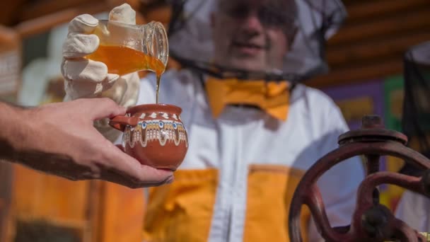 Apicultor local verter la miel hecha en casa — Vídeos de Stock