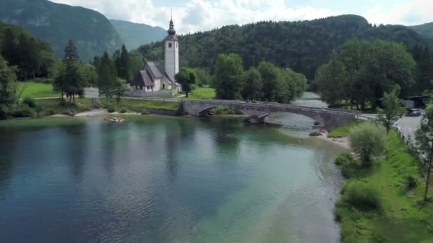 Voando acima da igreja e do lago Bohinj — Vídeo de Stock