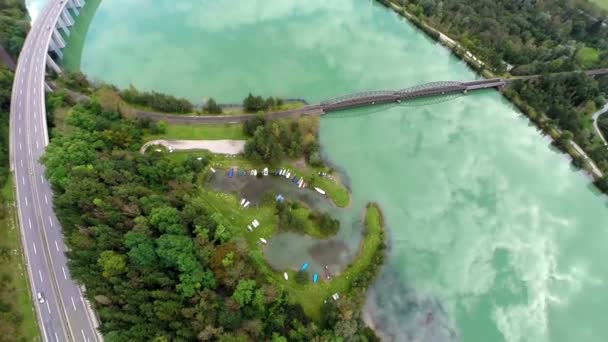 Lago e longa ponte curva estrada auto-estrada — Vídeo de Stock