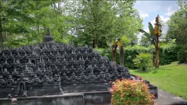 Borobudur templet i Indonesien och jätte bell — Stockvideo