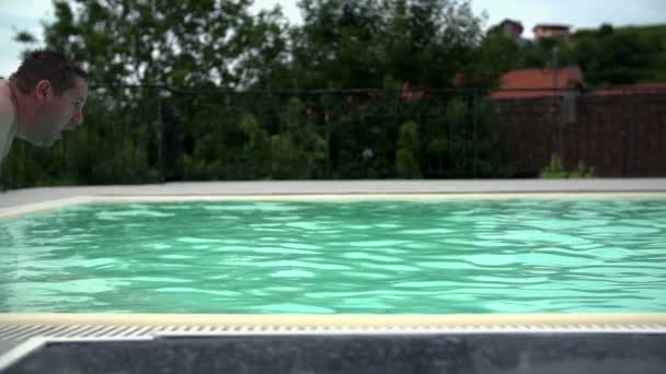 Homme en surpoids sauter dans la piscine — Video