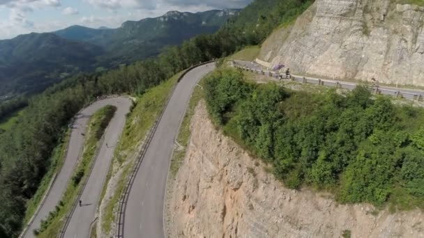 Col de montagne avec compétition de course de skate — Video