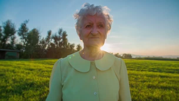 Retrato de en anciana con arrugas — Vídeo de stock