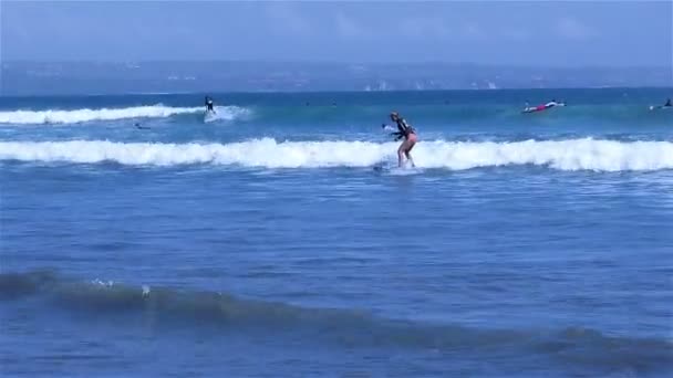 Surfistas en el mar ondulado grande — Vídeos de Stock