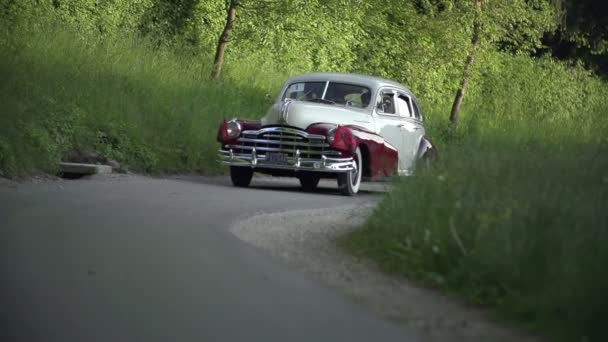 Amerikanische Oldtimer fahren durch die Kurve — Stockvideo