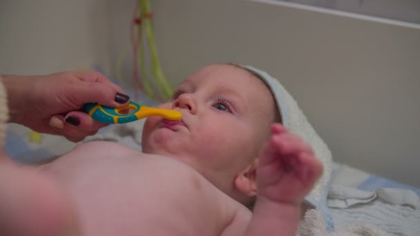 Mãe lavou os dentes do bebê após o banho — Vídeo de Stock